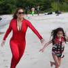 Mariah Carey se divertiu com a filha na praia