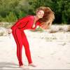 Mariah Carey escolheu um macacão vermelho e justinho para ir à praia