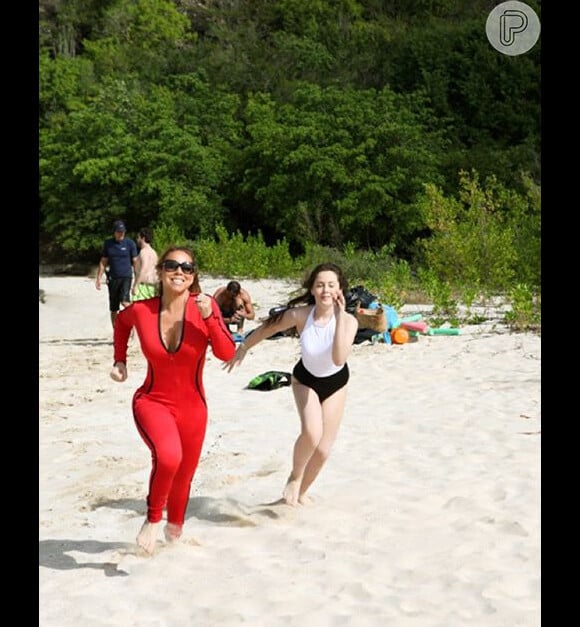 Mariah Carey curte dia de verão com a família na praia