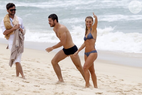 Atriz que está no ar como a Lara da novela 'A Regra do Jogo' mostra o corpo magrinho durante mergulho em praia do Rio