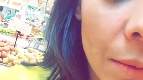 Fernanda Souza se diverte no supermercado e lamenta: 'Cadê a batata doce?'