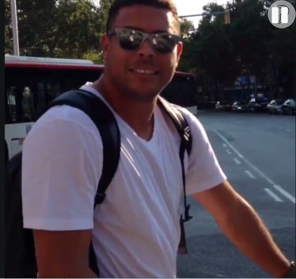 Ronaldo vai até o ponto turístico Sagrada Família de bicicleta com a namorada, Paula Morais