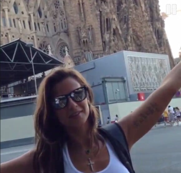 Paula Morais faz pose para o vídeo em frente a Sagrada Família, em Barcelona