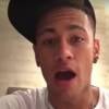 Neymar além de balançar a cabeça como um ganso cantou a letra da música