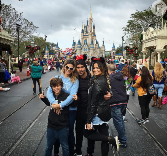 Suzanna e Kelly Key estão em Orlando, nos EUA, com a família