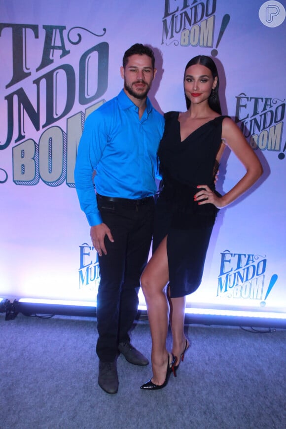 Débora Nascimento, protagonista da novela 'Êta Mundo Bom', apostou num vestido decotado e com fenda para a noite, que curtiu com o marido, José Loreto