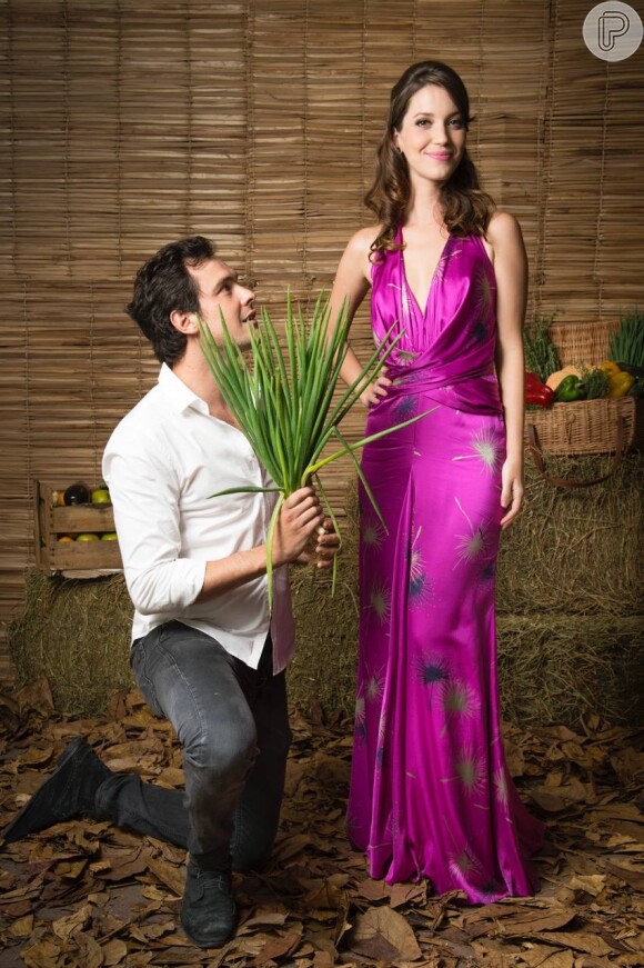 Nathali Dill usou vestido de cetim superdecotado da grife Martu e posou ao lado do namorado, Sergio Guizé