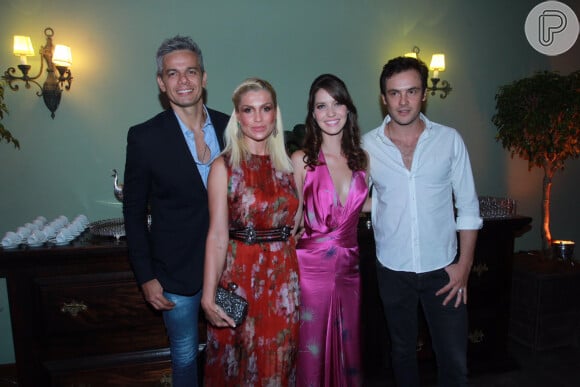 Flávia Alessandra posa com o marido, Otaviano Costa, Nathalia Dill e Sérgio Guizé