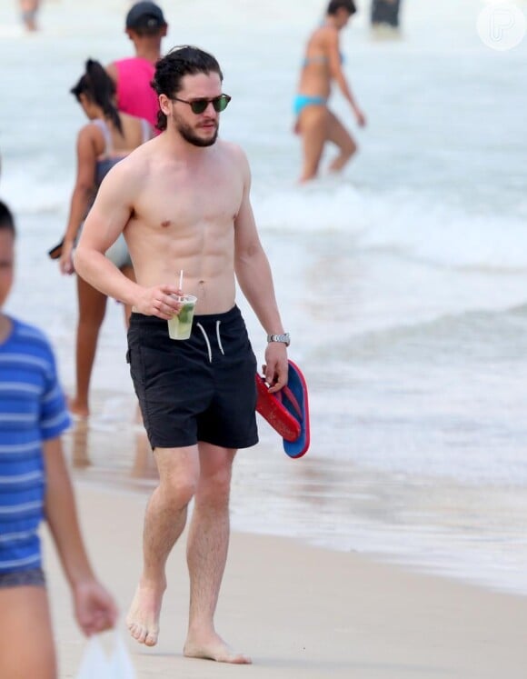 Kit Harington passeou pela praia de Copacabana no primeiro dia de 2016. Também em 1º de janeiro teria visitado Grazi Massafera na casa da atriz