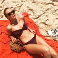 De biquíni, Mariana Ximenes exibe barriga seca em praia: 'Rio, seu lindo'