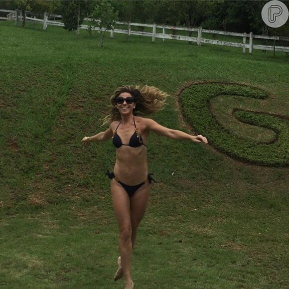 Giovanna Antonelli posta foto de biquíni no Instagram e os fãs elogiam a boa forma da atriz