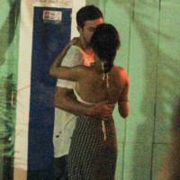 Thaila Ayala troca beijos com o namorado, Adam Senn, em Trancoso. Veja fotos!