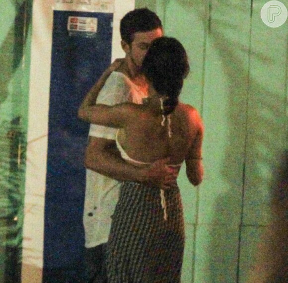 Thaila Ayala dançou beijou o suposto namorado, Adam Senn em Trancoso nesta quinta-feira (7).