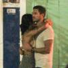 Thaila Ayala ficou abraçada com o namorado, Adam Senn em Trancoso nesta quinta-feira (7).