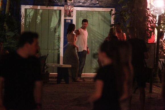Thaila Ayala dançou com o namorado, Adam Senn, em Trancoso nesta quinta-feira (7).