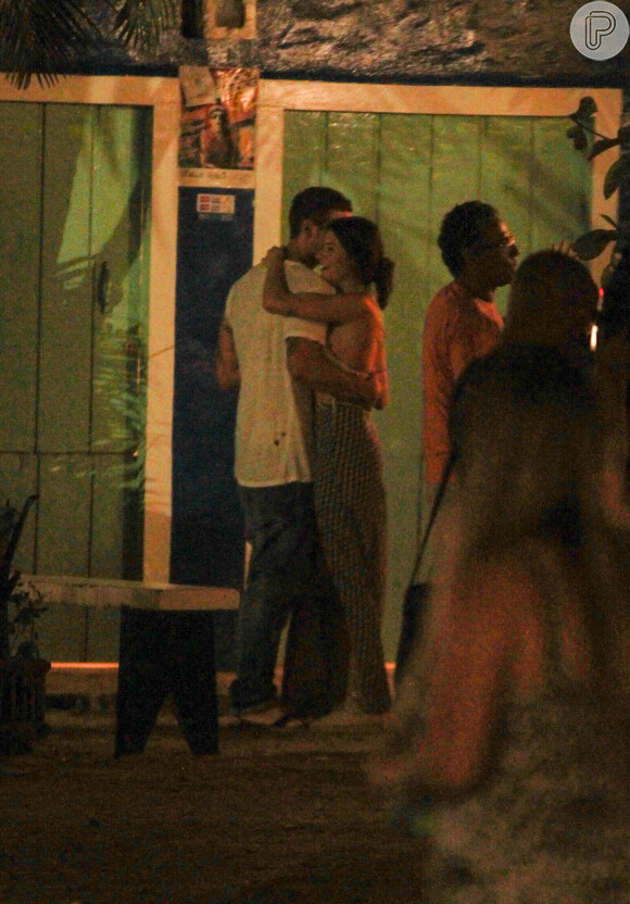 Thaila Ayala abraça Adam Senn em Trancoso nesta quinta-feira (7).