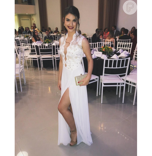 Giovanna elegeu vestido fendado e decotado do estilista Arthur Caliman para comparecer a um evento e foi elogiada por fãs: 'Linda!'
