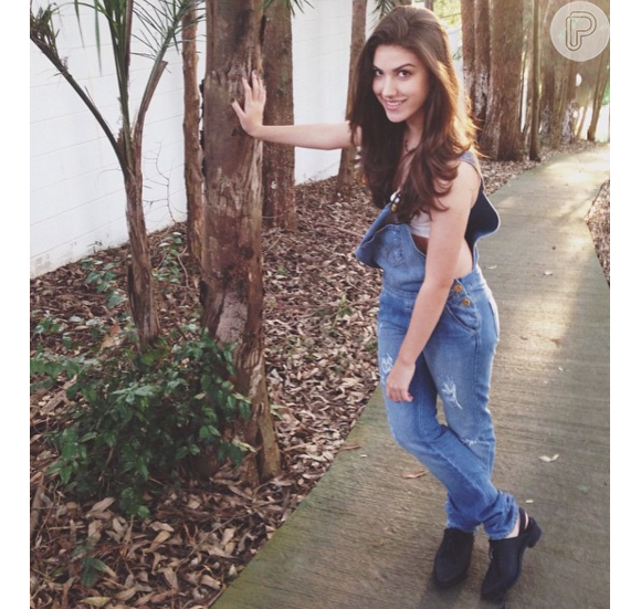 Macacão jeans está incluso nos looks de Giovanna Grigio