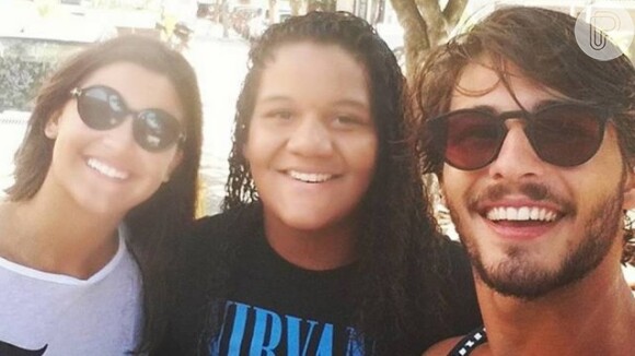 Giulia Costa e Brenno Leone são flagrados juntos em praia do Rio. Casal se conheceu nos bastidores da novela 'Malhação: Seu Lugar no Mundo'