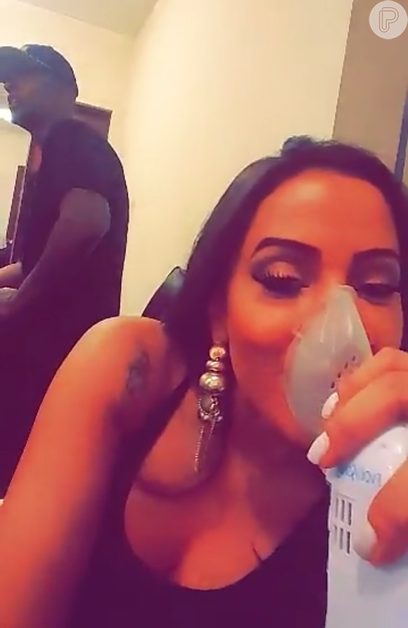Anitta posta foto fazendo nebulização antes de show com Nego do Borel