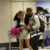 Micael Borges e Sophia Abrahão desembarcam juntos depois de terminar o namoro, em aeroporto do Rio, em 17 de dezembro de 2012
