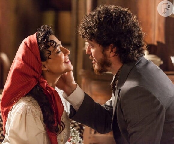 Anita (Leticia Persiles) e Afonso (Caio Paduan) também se casaram na vida passada, na novela 'Além do Tempo'