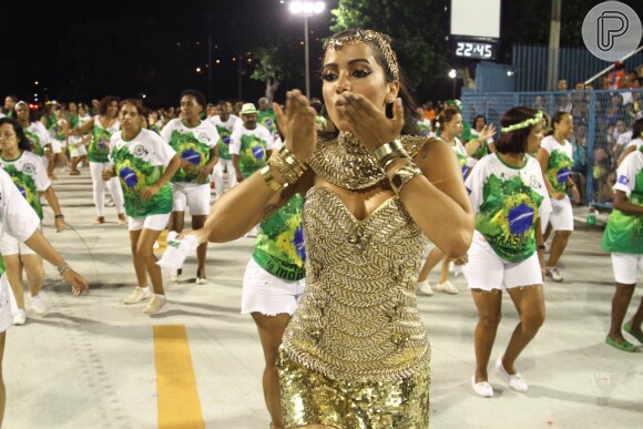 Anitta usou um look todo dourado no ensaio técnico da Mocidade para o Carnaval 2016 na noite de domingo, 10 de janeiro de 2016