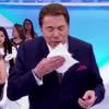 Silvio Santos se machuca durante programa e brinca: 'Não jogo mais dinheiro, neste domingo, 10 de janeiro de 2016