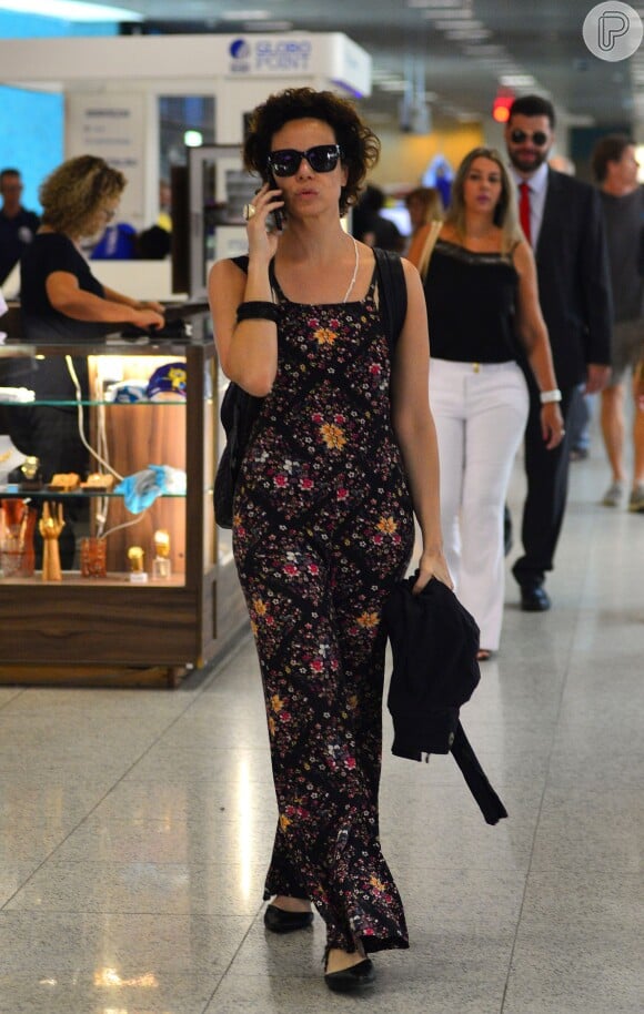 Vanessa foi fotografada no Aeroporto Santos Dumont com colegas globais, em 6 de janeiro de 2016