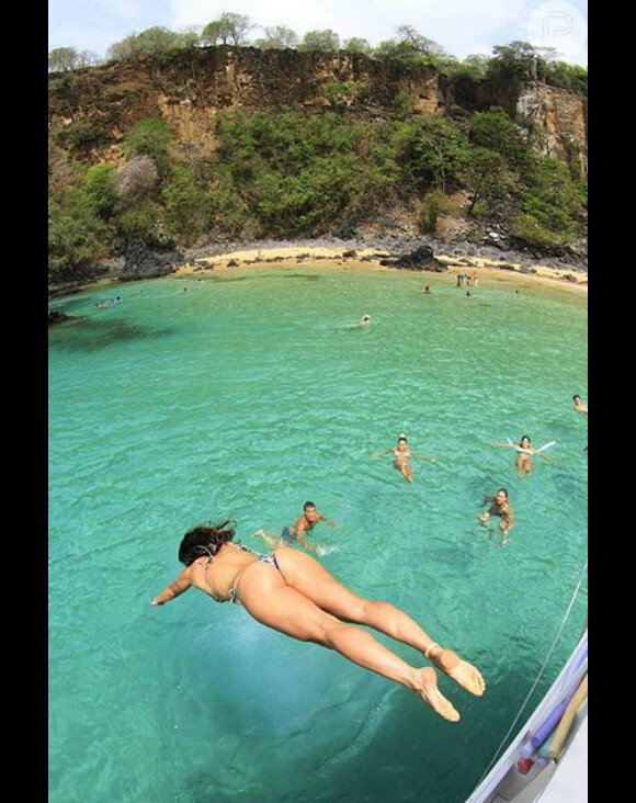 Carol Castro ganhou elogios ao postar foto de merhgulho em Fernando de Noronha nesta segunda-feira (11)