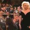 Leonardo DiCaprio olha com estranheza para Lady Gaga