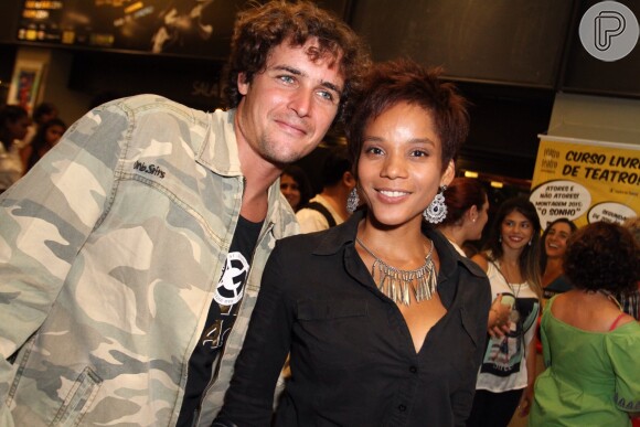 Felipe Dylon com a esposa Aparecida Petrovisky assistiram ao espetáculo 'Cássia Eller - O Musical' no Rio