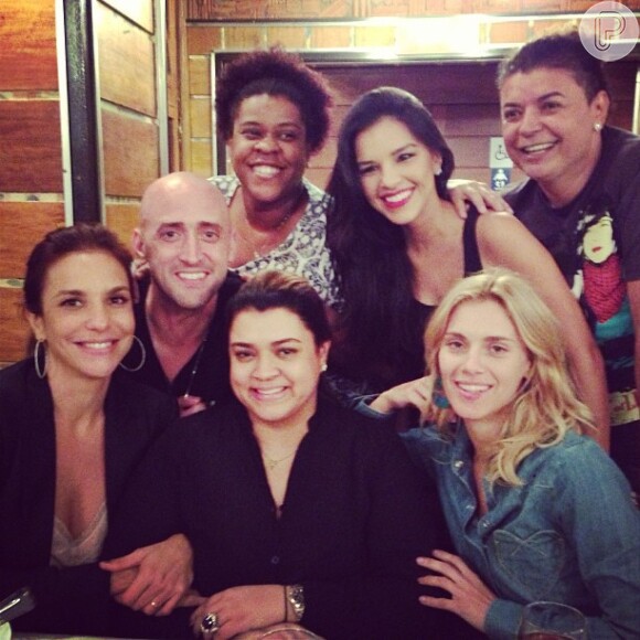 Preta Gil se reúne com Ivete Sangalo, Paulo Gustavo, Cacau Protásio, Mariana Rios, David Brazil e Carolina Dieckmann em churrascaria do Rio, em 2 de setembro de 2013