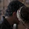 Rosa (Carolina Kasting) flerta com Ariel (Michel Melamed) e lhe dá um beijinho na bochecha, em cena da novela 'Além do Tempo'
