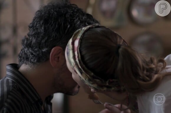 Rosa (Carolina Kasting) flerta com Ariel (Michel Melamed) e lhe dá um beijinho na bochecha, em cena da novela 'Além do Tempo'