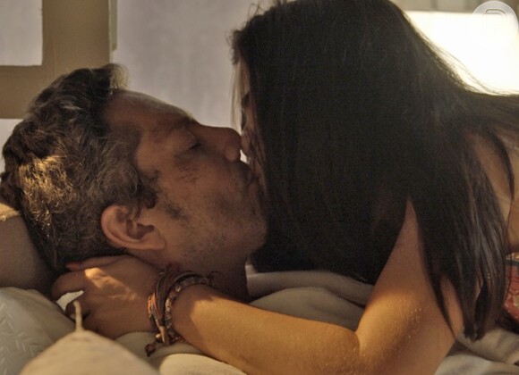 Romero (Alexandre Nero) e Tóia (Vanessa Giácomo) passam a noite de núpcias num hotel luxuoso, na novela 'A Regra fo Jogo'