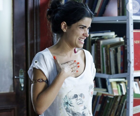Tóia (Vanessa Giácomo) passa mal e Romero (Alexandre Nero) a leva para o hospital, na novela 'A Regra fo Jogo'
