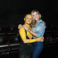 Grazi Massafera abraça Matheus Nachtergaele sujo de tinta após peça no Rio