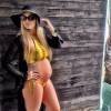 Aline Gotschalg gosta de mostrar a barriguinha de gravidez em looks de praia