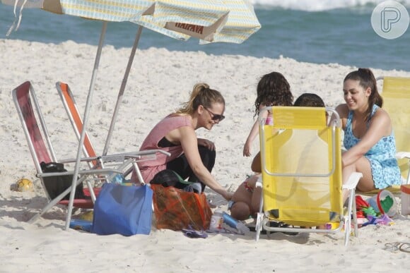 Fernanda Rodrigues e Tania Mara preferiram look de academia para acompanhar as filhas na praia