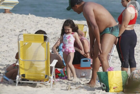 A filha de Tania Mara e do diretor Jayme Monjardim, Maysa brincou na areia da praia