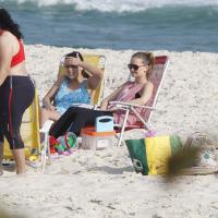 Fernanda Rodrigues e Tânia Mara curtem dia de praia com as filhas