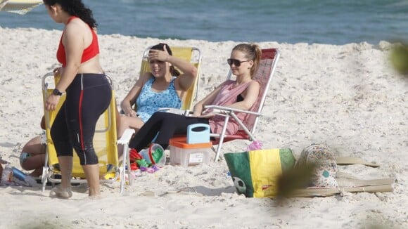 Fernanda Rodrigues e Tânia Mara curtem dia de praia com as filhas