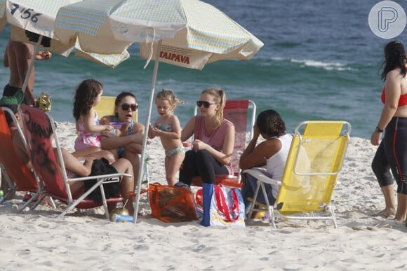 Fernanda Rodrigues e Tania Mara levaram suas filhas, Luísa e Maysa a praia da Barra da Tijuca, Zona Oeste do Rio de Janeiro