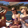 Ana Paula aproveitou passeio de barco tomando driks com amigas