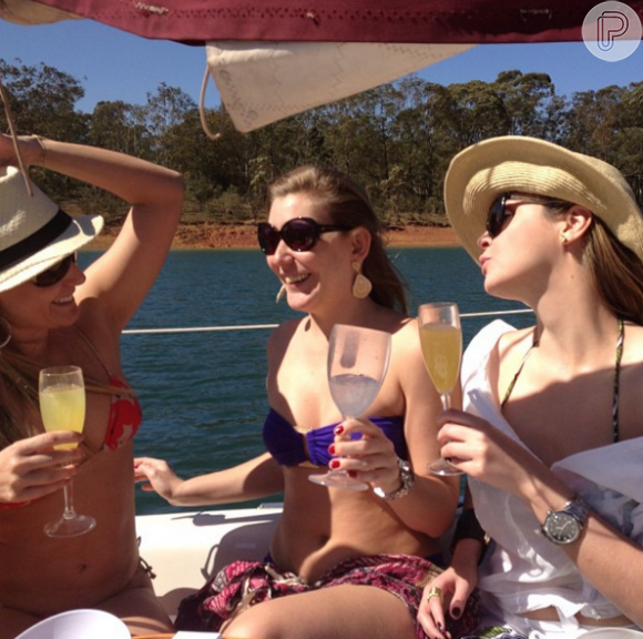 Ana Paula aproveitou passeio de barco tomando driks com amigas