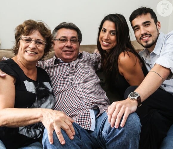 Juliana Dias, do 'BBB16', posa com a família