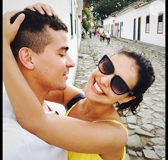 Segundo Paloma, seu namoro com Thiago Martins vai bem. Só que vai permanecer como namoro. 'Ainda não estamos planejando o casamento. Acabei de comprar um apartramento, ainda moramos em casas separadas'