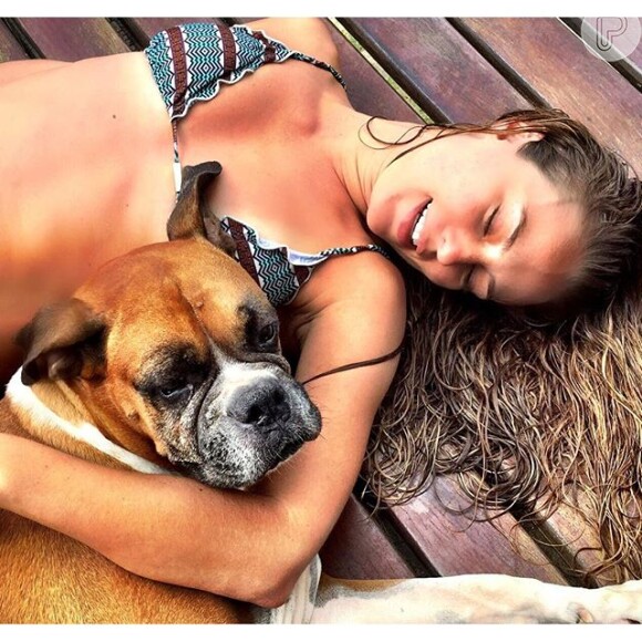 A atriz mostra em seu perfil no Instagram sua boa forma ao postar fotos de biquíni