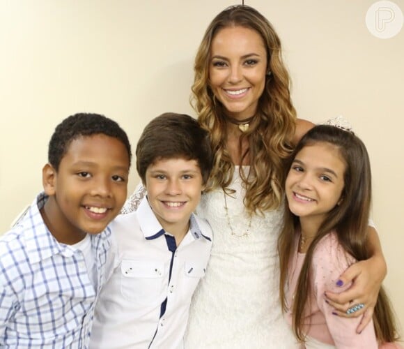 Paolla Oliveira abraça as crianças João Gabriel D'Alelluia, Kadu Schons e Mel Maia, nos bastidores da novela 'Além do Tempo'